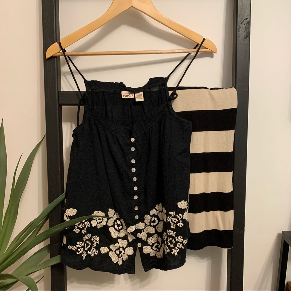 (20% off 3+!) Floral embroidered tank top • size XS